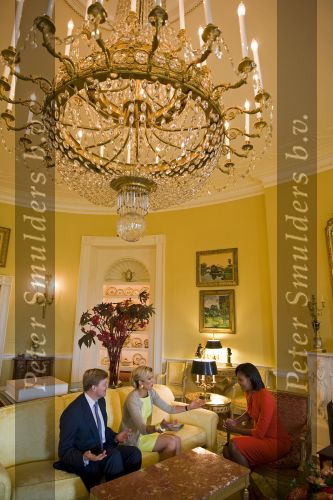 WASHINGTON - Prins Willem-Alexander en prinses Maxima waren vrijdag te gast in het Witte Huis. Vanuit New York vlogen ze naar Washington voor een ontmoeting met First Lady Michelle Obama. Later kwam ook de Amerikaanse president Barack Obama langs voor een praatje met de Oranjes. ANP LEX VAN LIESHOUT/ pool edwin smulders