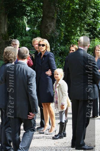 Amsterdam, 4 September 2009 Begrafenis moeder Mickey Hoogendijk op de foto samen met haar partner Adam Curry