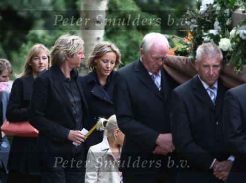 Amsterdam, 4 September 2009 Begrafenis moeder Mickey Hoogendijk op de foto samen met haar partner Adam Curry