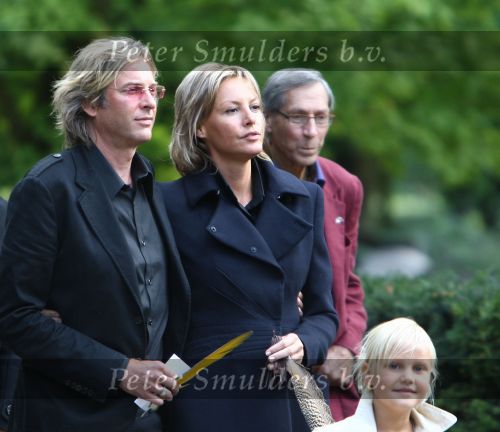 Amsterdam, 4 September 2009 Begrafenis moeder Mickey Hoogendijk op de foto samen met haar partner Adam Curry