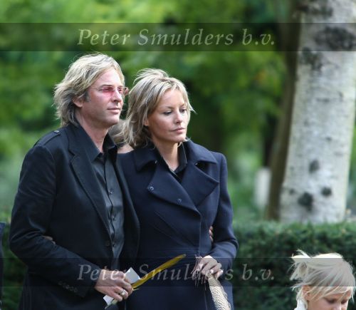 Amsterdam, 4 September 2009 Begrafenis moeder Mickey Hoogendijk op de foto samen met haar partner Adam Curry