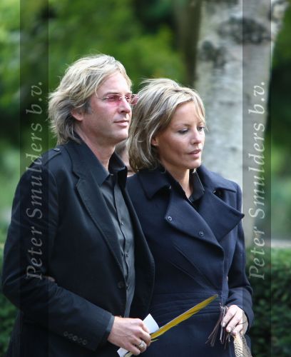 Amsterdam, 4 September 2009 Begrafenis moeder Mickey Hoogendijk op de foto samen met haar partner Adam Curry