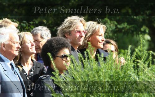 Amsterdam, 4 September 2009 Begrafenis moeder Mickey Hoogendijk op de foto samen met haar partner Adam Curry