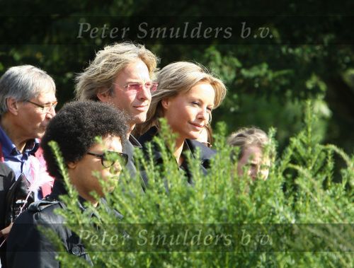 Amsterdam, 4 September 2009 Begrafenis moeder Mickey Hoogendijk op de foto samen met haar partner Adam Curry