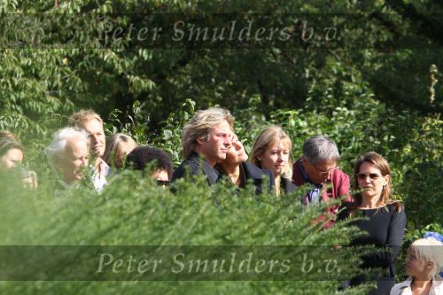 Amsterdam, 4 September 2009 Begrafenis moeder Mickey Hoogendijk op de foto samen met haar partner Adam Curry