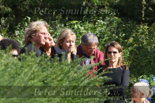 Amsterdam, 4 September 2009 Begrafenis moeder Mickey Hoogendijk op de foto samen met haar partner Adam Curry