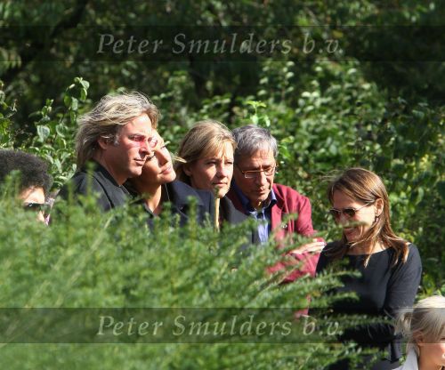 Amsterdam, 4 September 2009 Begrafenis moeder Mickey Hoogendijk op de foto samen met haar partner Adam Curry
