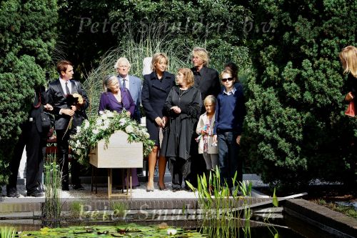 Amsterdam, 4 September 2009 Begrafenis moeder Mickey Hoogendijk op de foto samen met haar partner Adam Curry