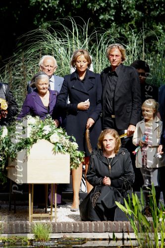 Amsterdam, 4 September 2009 Begrafenis moeder Mickey Hoogendijk op de foto samen met haar partner Adam Curry