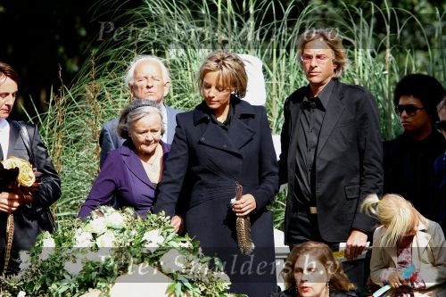 Amsterdam, 4 September 2009 Begrafenis moeder Mickey Hoogendijk op de foto samen met haar partner Adam Curry
