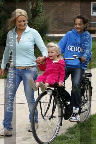 Omgeving Giethoorn 12 augustus 2009
Rene Froger met Natasja Didier Maxim en Danny op de camping. Ook kleindochter Charlie is aanwezig.
Peter Smulders bv