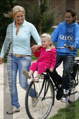 Omgeving Giethoorn 12 augustus 2009
Rene Froger met Natasja Didier Maxim en Danny op de camping. Ook kleindochter Charlie is aanwezig.
Peter Smulders bv