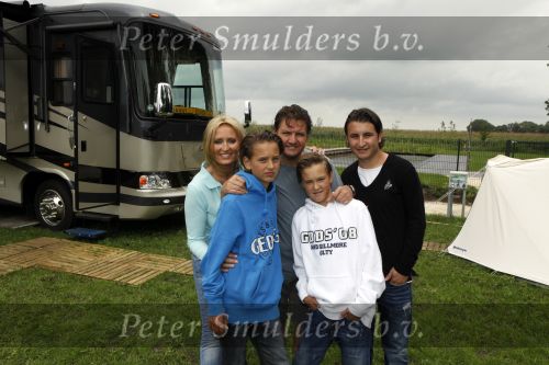 Omgeving Giethoorn 12 augustus 2009
Rene Froger met Natasja Didier Maxim en Danny op de camping. Ook kleindochter Charlie is aanwezig.
Peter Smulders bv