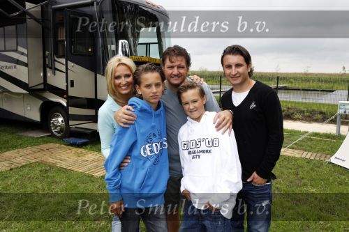 Omgeving Giethoorn 12 augustus 2009
Rene Froger met Natasja Didier Maxim en Danny op de camping. Ook kleindochter Charlie is aanwezig.
Peter Smulders bv