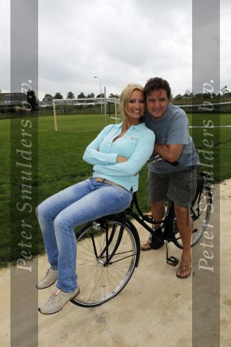 Omgeving Giethoorn 12 augustus 2009
Rene Froger met Natasja Didier Maxim en Danny op de camping. Ook kleindochter Charlie is aanwezig.
Peter Smulders bv