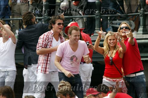 Amsterdam 1 augustus 2009
Gay pride op de amsterdamse grachten. Nicolette v Dam met vriend Bas Smit en Jamai met Quinty Trustfull
Peter Smulders bv