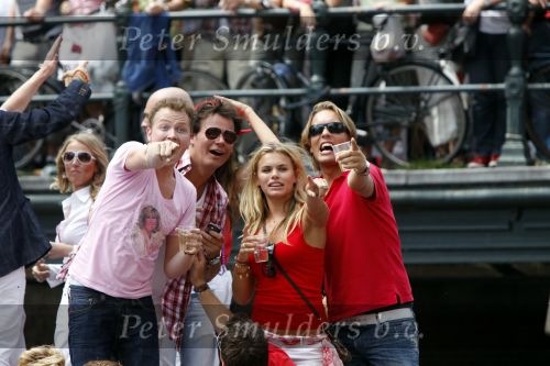 Amsterdam 1 augustus 2009
Gay pride op de amsterdamse grachten. Nicolette v Dam met vriend Bas Smit en Jamai met Quinty Trustfull
Peter Smulders bv