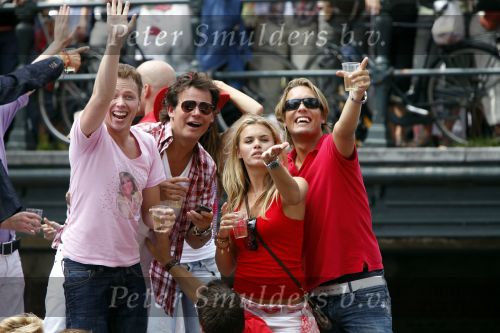 Amsterdam 1 augustus 2009
Gay pride op de amsterdamse grachten. Nicolette v Dam met vriend Bas Smit en Jamai met Quinty Trustfull
Peter Smulders bv