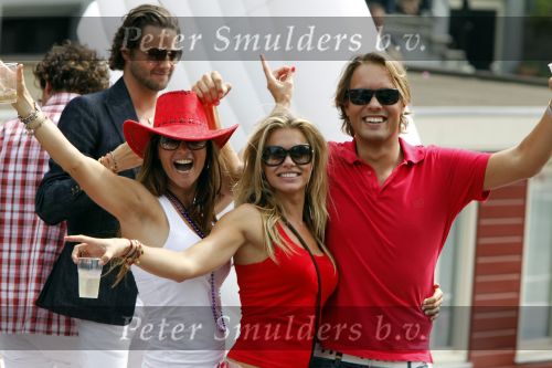 Amsterdam 1 augustus 2009
Gay pride op de amsterdamse grachten. Nicolette v Dam met vriend Bas Smit
Peter Smulders bv
