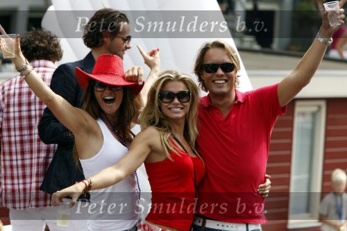 Amsterdam 1 augustus 2009
Gay pride op de amsterdamse grachten. Nicolette v Dam met vriend Bas Smit
Peter Smulders bv