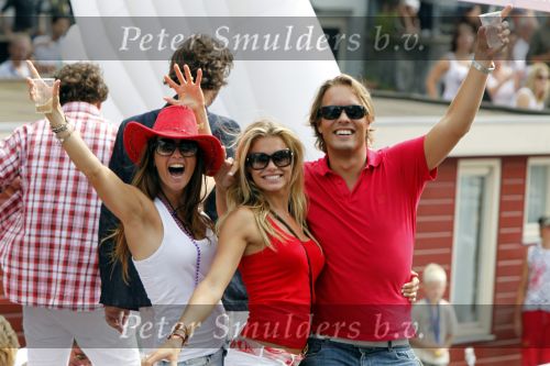 Amsterdam 1 augustus 2009
Gay pride op de amsterdamse grachten. Nicolette v Dam met vriend Bas Smit
Peter Smulders bv