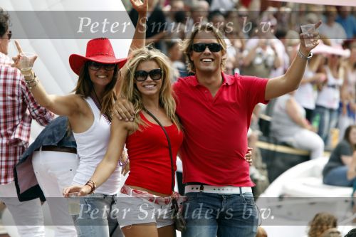 Amsterdam 1 augustus 2009
Gay pride op de amsterdamse grachten. Nicolette v Dam met vriend Bas Smit
Peter Smulders bv