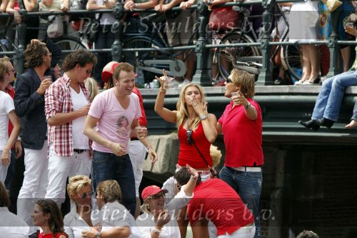 Amsterdam 1 augustus 2009
Gay pride op de amsterdamse grachten. Nicolette v Dam met vriend Bas Smit
Peter Smulders bv