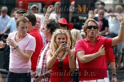 Amsterdam 1 augustus 2009
Gay pride op de amsterdamse grachten. Nicolette v Dam met vriend Bas Smit
Peter Smulders bv