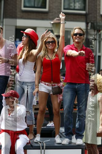 Amsterdam 1 augustus 2009
Gay pride op de amsterdamse grachten. Nicolette v Dam met vriend Bas Smit
Peter Smulders bv