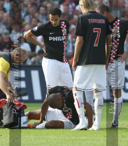 Rotterdam, 20 September 2009
Kompetitiewedstrijd Feyenoord-PSV, eindstand 1-3 Seizoen 2009/2010
Orlando Engelaar wordt verzorgd door Cees v d Linden