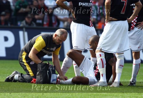 Rotterdam, 20 September 2009
Kompetitiewedstrijd Feyenoord-PSV, eindstand 1-3 Seizoen 2009/2010
Orlando Engelaar wordt verzorgd door Cees v d Linden