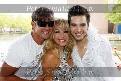 Amsterdam 1 augustus 2009
Gerard Joling heeft tijdens de gay pride in amsterdam een eigen boot met daarop diverse bekende nederlanders. Waylon en Patricia Paay
Peter Smulders bv
