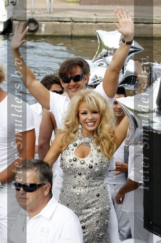 Amsterdam 1 augustus 2009
Gerard Joling heeft tijdens de gay pride in amsterdam een eigen boot met daarop diverse bekende nederlanders. Patricia Paay
Peter Smulders bv