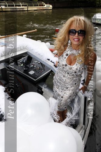 Amsterdam 1 augustus 2009
Gerard Joling heeft tijdens de gay pride in amsterdam een eigen boot met daarop diverse bekende nederlanders. Patricia Paay
Peter Smulders bv