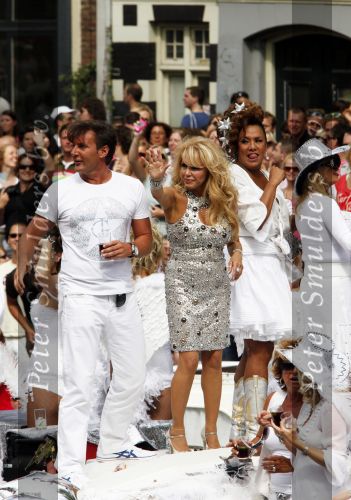 Amsterdam 1 augustus 2009
Gay pride op de amsterdamse grachten. Patricia Paay en Gerard Joling
Peter Smulders bv