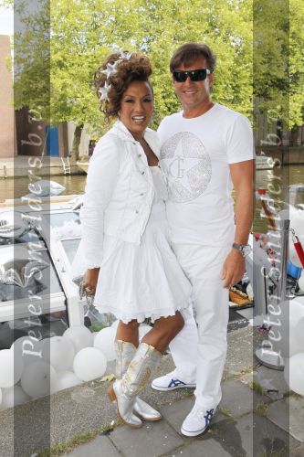 Amsterdam 1 augustus 2009
Gerard Joling heeft tijdens de gay pride in amsterdam een eigen boot met daarop diverse bekende nederlanders. Gerard met Patty Brard
Peter Smulders bv