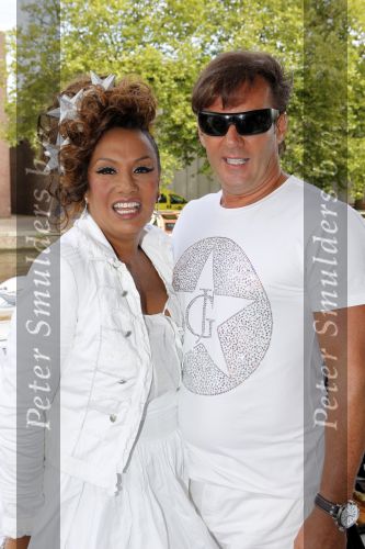 Amsterdam 1 augustus 2009
Gerard Joling heeft tijdens de gay pride in amsterdam een eigen boot met daarop diverse bekende nederlanders. Gerard met Patty Brard
Peter Smulders bv