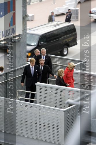 New York 8 september 2009
Prins Willem Alexander Prinses Maxima Michael Bloomberg (Burgemeester NY) en Hillary Clinton op vliegdekschip Intrepid. Welkomst ceremonieel van NYC 400.
Peter Smulders bv