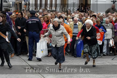 Den Haag 15 september 2009
Prinsjesdag op het binnenhof en de balkonscene op paleis Noordeinde met Koningin Beatrix Prinses Maxima Prins Willem Alexander Prins Constantijn Prinses Laurentien Prinses Margriet en Pieter v Vollenhoven. publiek rent naar het hek
Peter Smulders bv