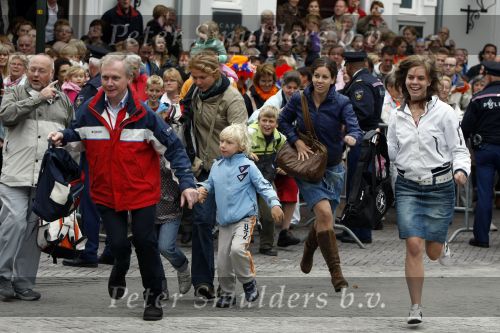 Den Haag 15 september 2009
Prinsjesdag op het binnenhof en de balkonscene op paleis Noordeinde met Koningin Beatrix Prinses Maxima Prins Willem Alexander Prins Constantijn Prinses Laurentien Prinses Margriet en Pieter v Vollenhoven. publiek rent naar het hek
Peter Smulders bv