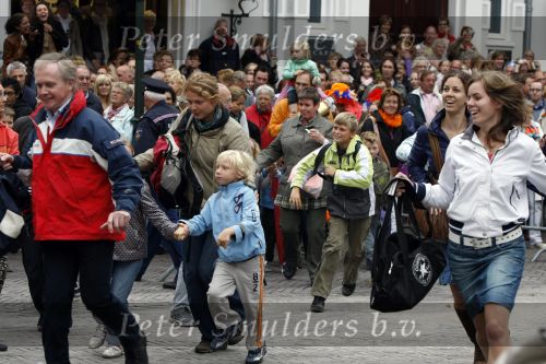 Den Haag 15 september 2009
Prinsjesdag op het binnenhof en de balkonscene op paleis Noordeinde met Koningin Beatrix Prinses Maxima Prins Willem Alexander Prins Constantijn Prinses Laurentien Prinses Margriet en Pieter v Vollenhoven. publiek rent naar het hek
Peter Smulders bv
