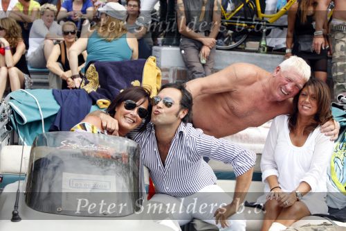 Amsterdam 1 augustus 2009
Gay pride op de amsterdamse grachten. rachel hazes met vriend op de boot bij Joop Kruijs en zijn vrouw . Roxeanne met nieuwe vriend Martijn en Andre Jr waren er ook bij.
Peter Smulders bv