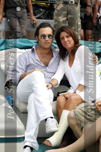Amsterdam 1 augustus 2009
Gay pride op de amsterdamse grachten. rachel hazes met vriend op de boot bij Joop Kruijs en zijn vrouw . Roxeanne met nieuwe vriend Martijn en Andre Jr waren er ook bij.
Peter Smulders bv