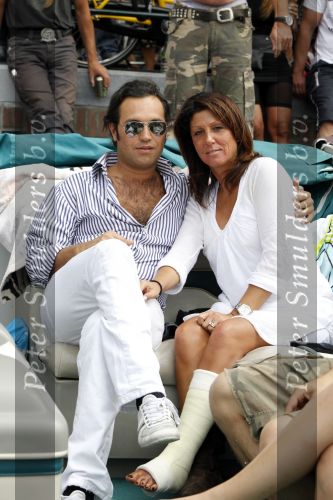 Amsterdam 1 augustus 2009
Gay pride op de amsterdamse grachten. rachel hazes met vriend op de boot bij Joop Kruijs en zijn vrouw . Roxeanne met nieuwe vriend Martijn en Andre Jr waren er ook bij.
Peter Smulders bv
