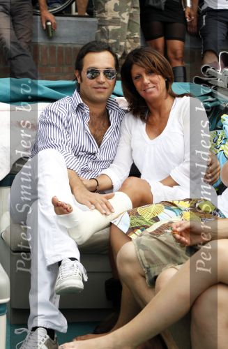 Amsterdam 1 augustus 2009
Gay pride op de amsterdamse grachten. rachel hazes met vriend op de boot bij Joop Kruijs en zijn vrouw . Roxeanne met nieuwe vriend Martijn en Andre Jr waren er ook bij.
Peter Smulders bv