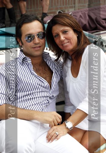 Amsterdam 1 augustus 2009
Gay pride op de amsterdamse grachten. rachel hazes met vriend op de boot bij Joop Kruijs en zijn vrouw . Roxeanne met nieuwe vriend Martijn en Andre Jr waren er ook bij.
Peter Smulders bv