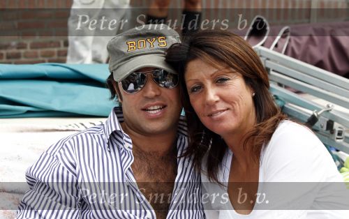 Amsterdam 1 augustus 2009
Gay pride op de amsterdamse grachten. rachel hazes met vriend op de boot bij Joop Kruijs en zijn vrouw . Roxeanne met nieuwe vriend Martijn en Andre Jr waren er ook bij.
Peter Smulders bv