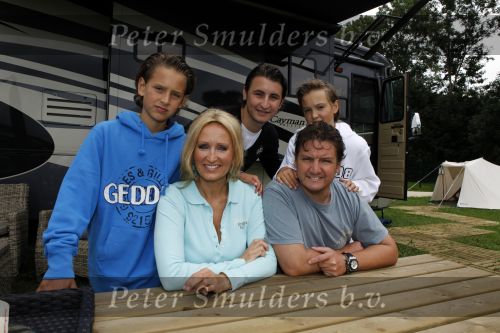 Omgeving Giethoorn 12 augustus 2009
Rene Froger met Natasja Didier Maxim en Danny op de camping. Ook kleindochter Charlie is aanwezig.
Peter Smulders bv