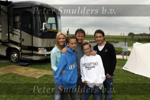 Omgeving Giethoorn 12 augustus 2009
Rene Froger met Natasja Didier Maxim en Danny op de camping. Ook kleindochter Charlie is aanwezig.
Peter Smulders bv