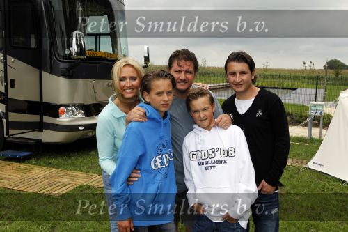 Omgeving Giethoorn 12 augustus 2009
Rene Froger met Natasja Didier Maxim en Danny op de camping. Ook kleindochter Charlie is aanwezig.
Peter Smulders bv